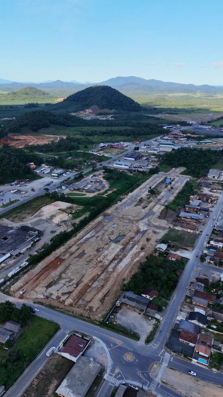 Fotografia aérea da área do Meneghesso em obras, entre ruas e construções de Garuva.