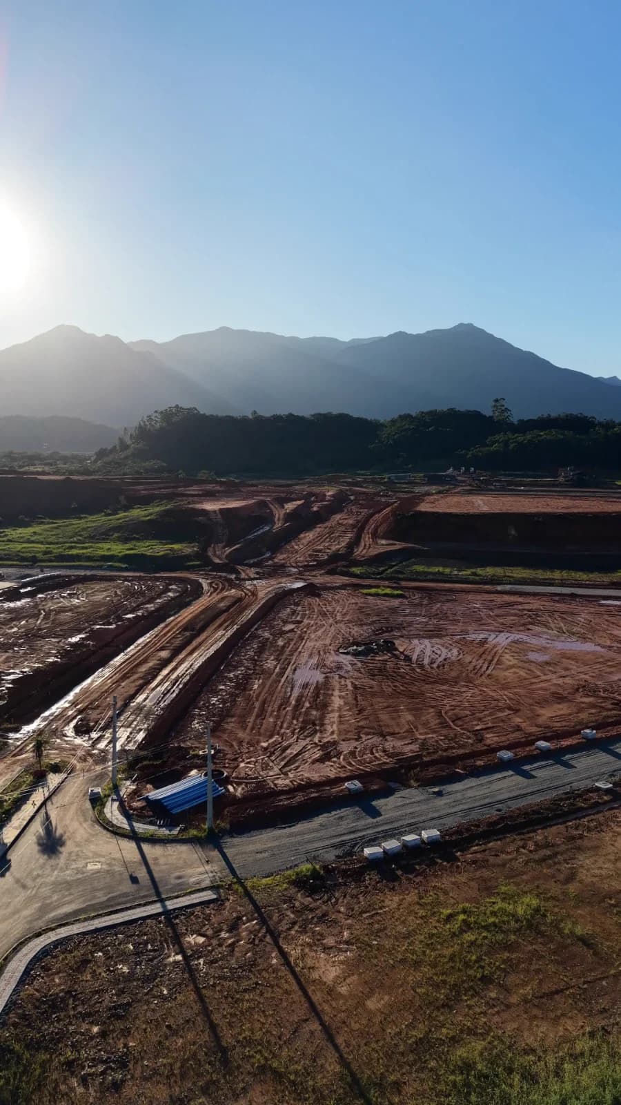 Fotografia aérea da terraplenagem e das vias em execução no Villa Dona Francisca, fase 2.